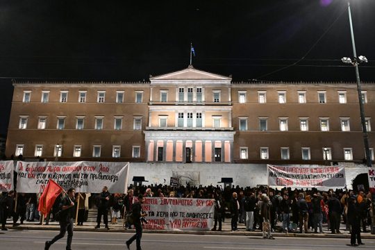agnostos stratiotis sygentrosi